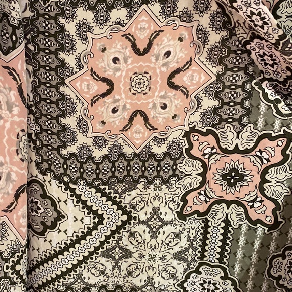 TAHARI Printed Shawl/Wrap - Picture 3 of 7